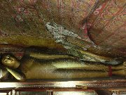 Дева Раджа Вихария

Лежащий Будда в пещере Дева Раджа Вихария

Первое, что видит вошедший в эту пещеру человек – это огромная 14-метровя скульптура лежащего Будды, занимающая большую часть пространства. Она вырезана из естественной породы, причём сзади по всей своей длине, она осталась соединённой со скалой.
